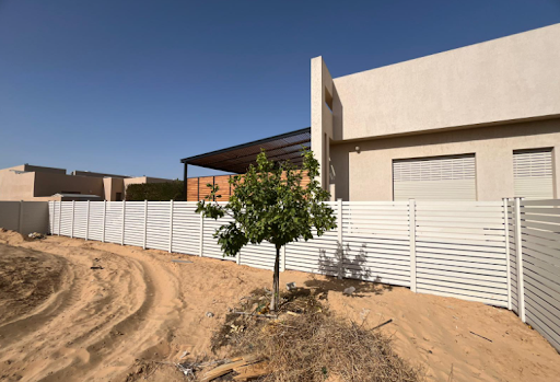 השוואה בין גדרות חיות לגדרות סינתטיות