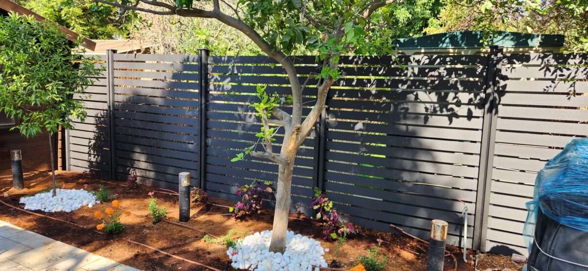 איך לבחור גדרות לחצרות ולגינות גדולות