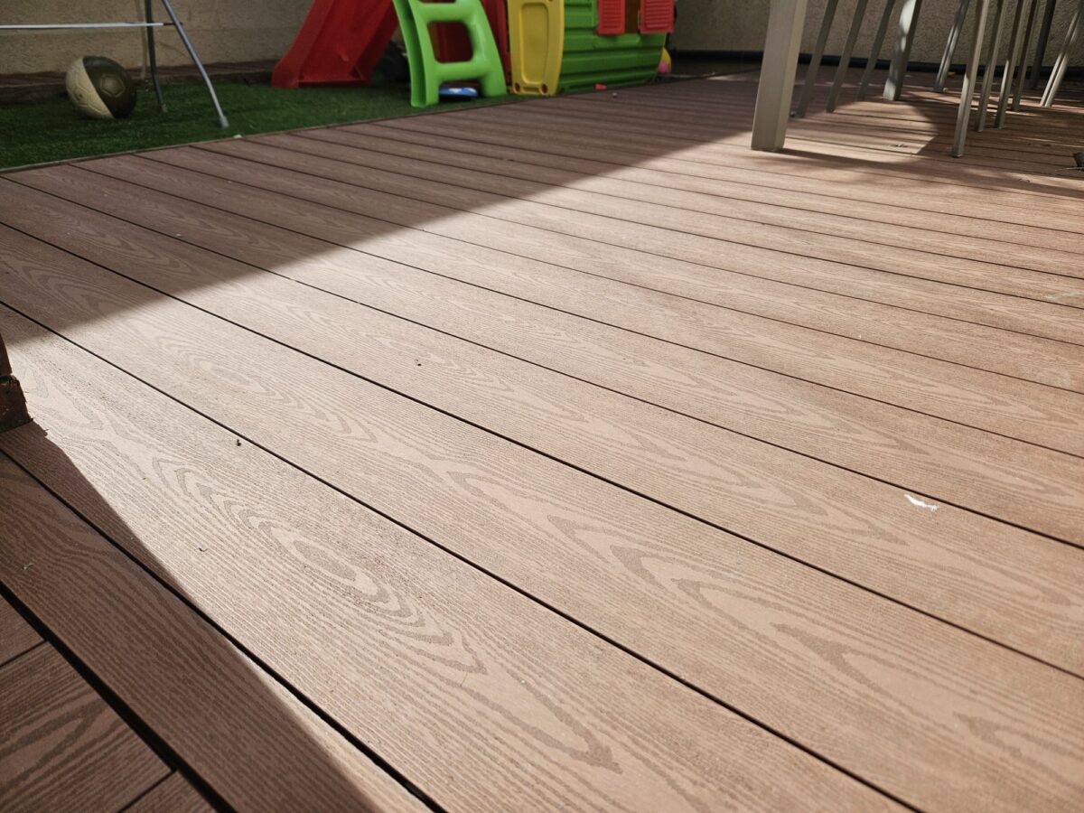 דק עץ או דק פולימרי