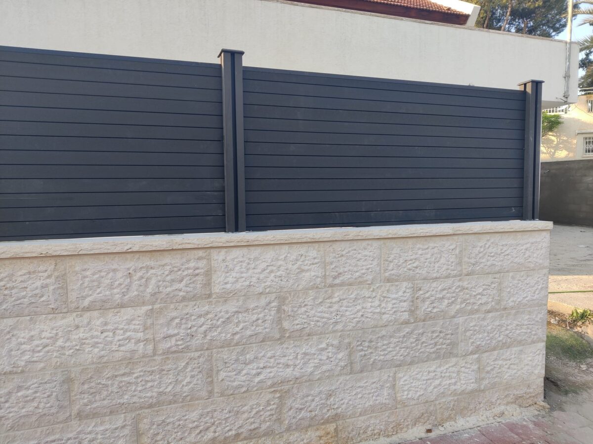 גדר אקוסטית לחצר מפולימר אטום של אשטילר