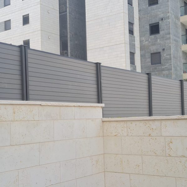 גדר פולימרית אפור בהיר דגם ראם מבית אשטילר