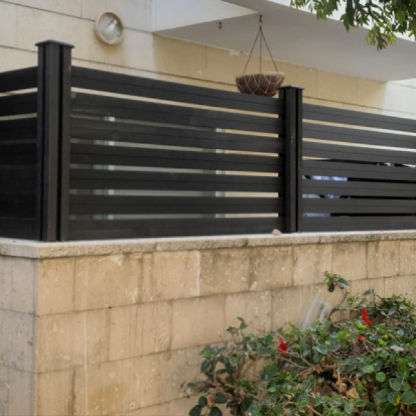 גדר פולימרית שחורה